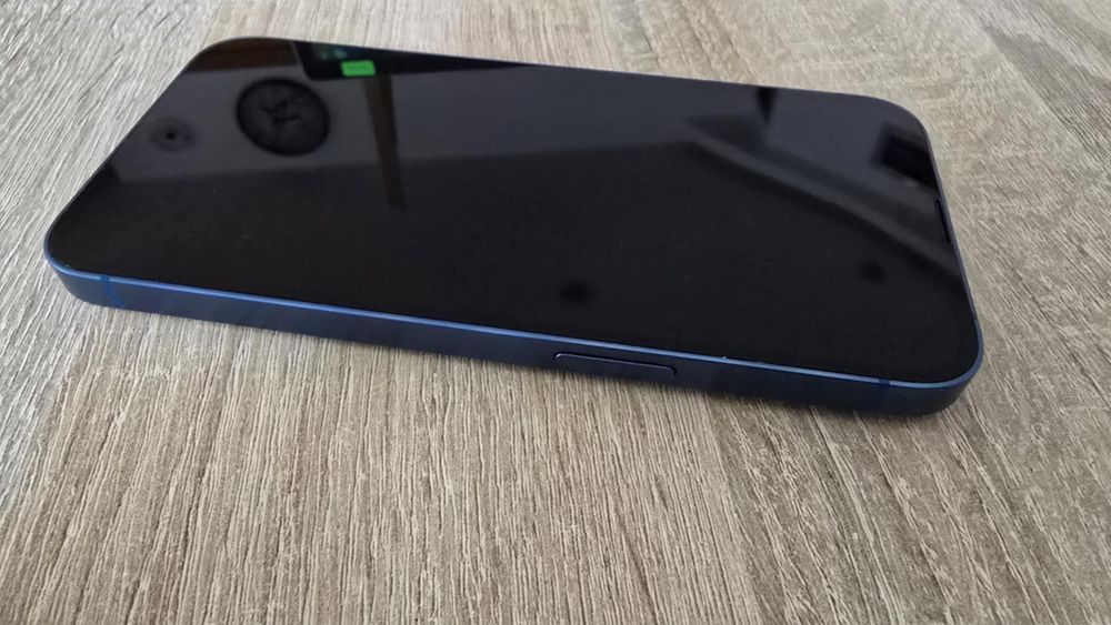 iPhone 13 - заключен/ iCloud/