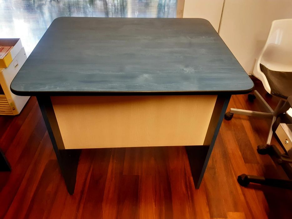 Vând 2 mese de birou
