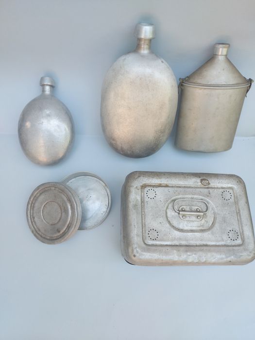 Lot bidoane militare din aluminiu și cutii recipiente vechi vintage colecție