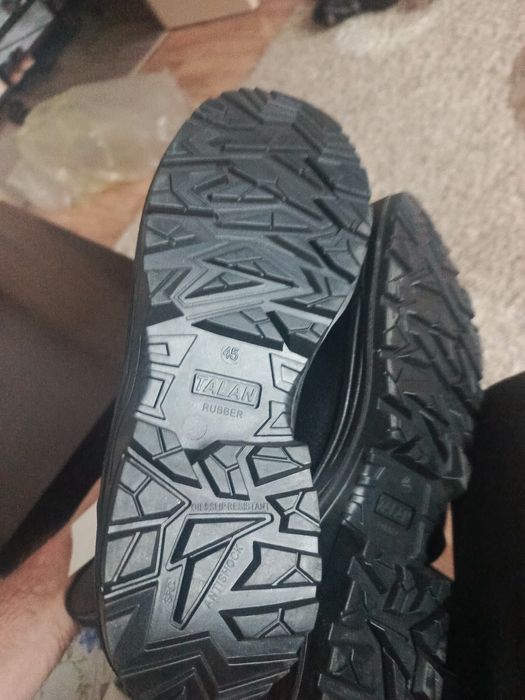 продам спец обувь новую