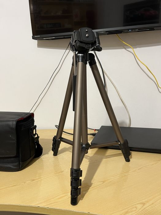 Фотоапарат Canon Eos 550D комплект със чанта и статив