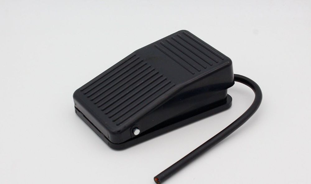 Intrerupator COMUTATOR ELECTRIC pe fir DE PICIOR buton tip pedala ptt