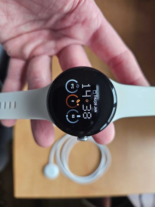 Продавам смарт часовник Google Pixel Watch 3 - 45mm