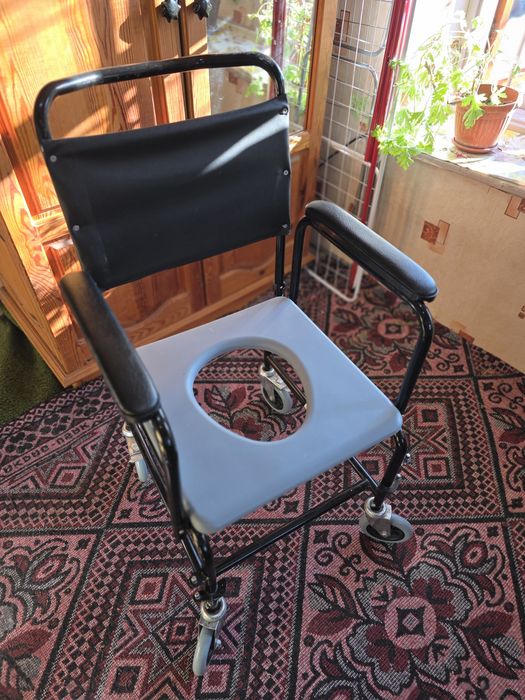 Санитарен стол за възрастни