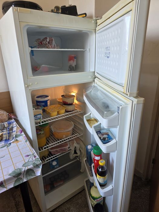 Urgent - Set  electrocasnice +  mobilea vintage din stejar – canapea, 2 fotolii, comodă, masă, frigider, aragaz, masina de spalat