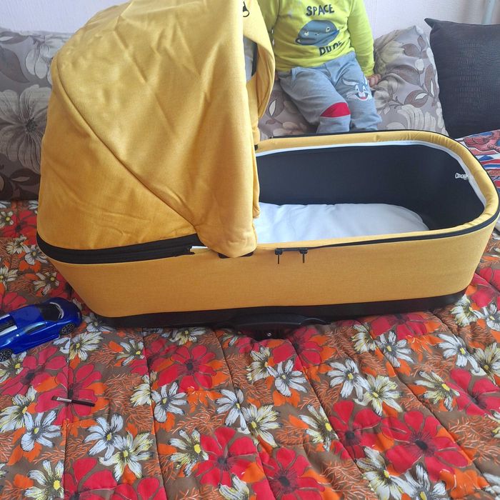 Бебешка количка с подарък кошче за кола