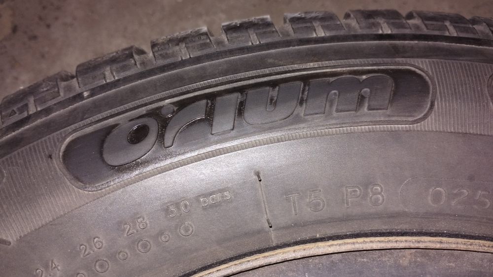 Продавам 2 броя зимни гуми с джанти  185/65/14 цола 8 мм