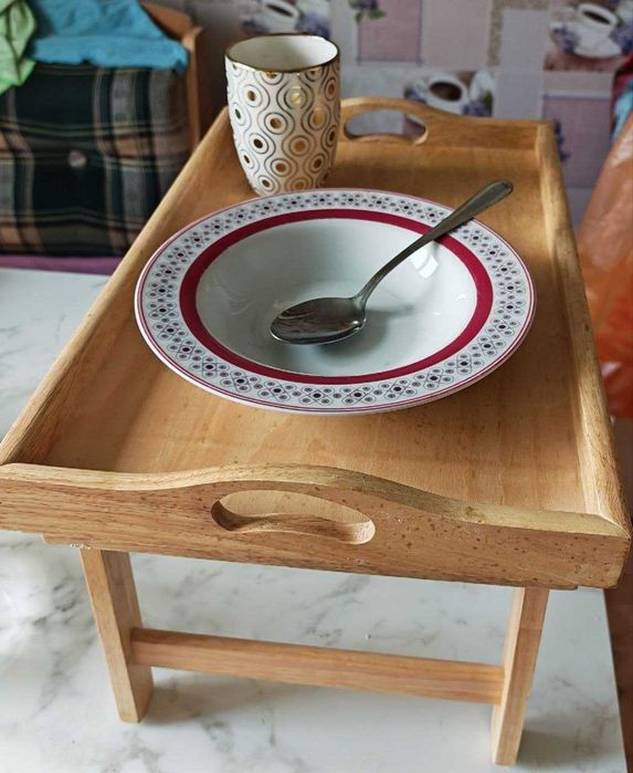 Деревянный столик для завтрака