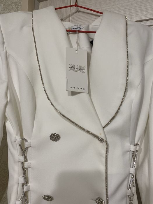 Продаю платье и куртку новые