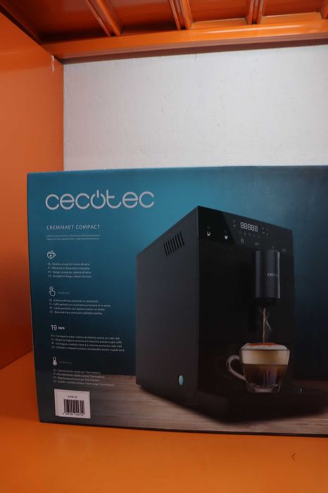 Кафеавтомат Cecotec Cremmaet Compact Steam 1350W 19Bar, кафемашина за кафе на зърна