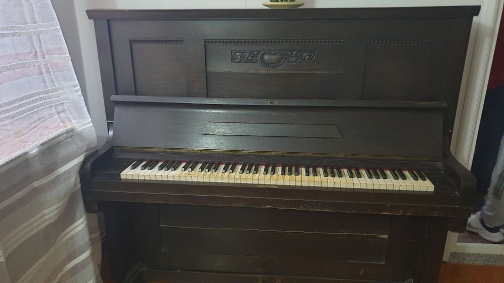 Pianina cu placa de bronz in perfecta stare de funcționare