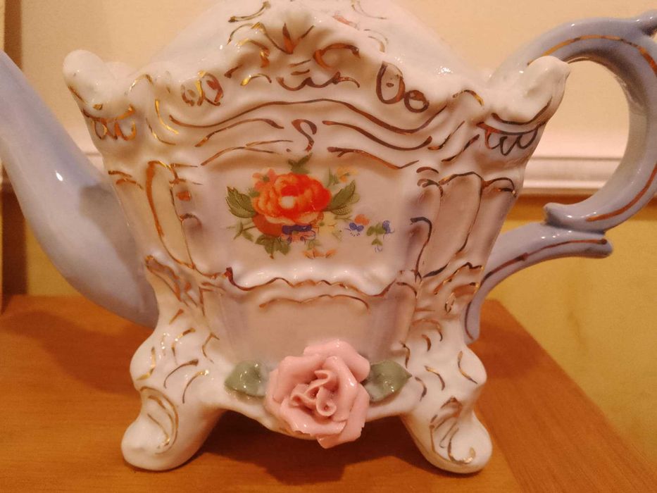 Два порцеланови чайника "Каляска" и "Къща"