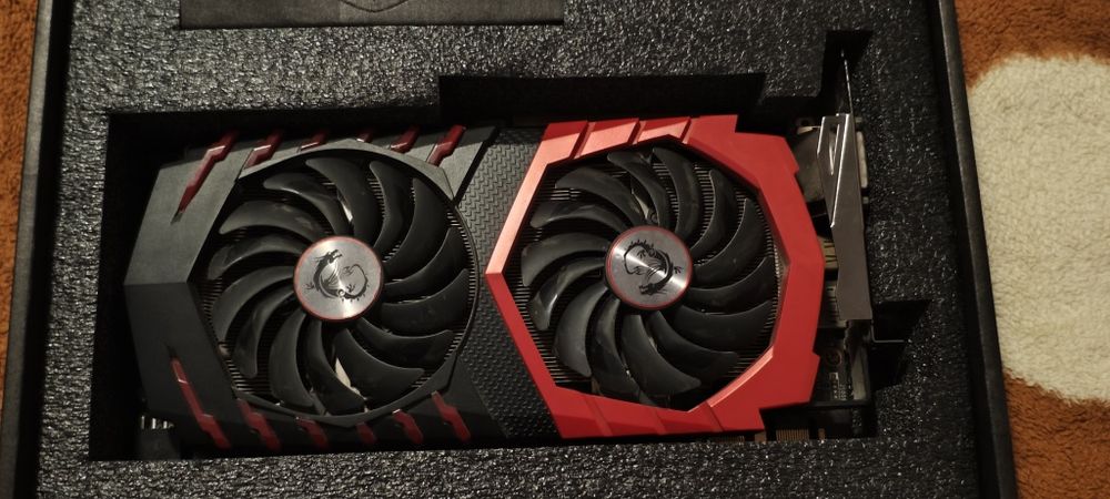 Vând placă video ASUS GeForce GTX 1070, 8GB GDDR5, 256-bit.