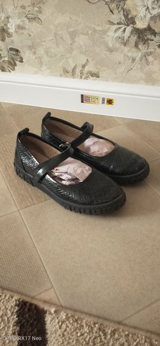 Продам школьные туфли