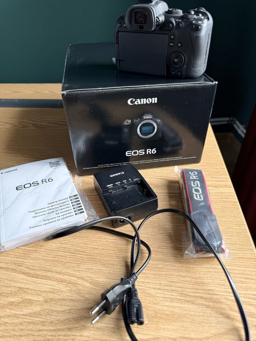 Vând Canon EOS R6 + obiectiv Canon 35 mm f/ 1.4 L II USM