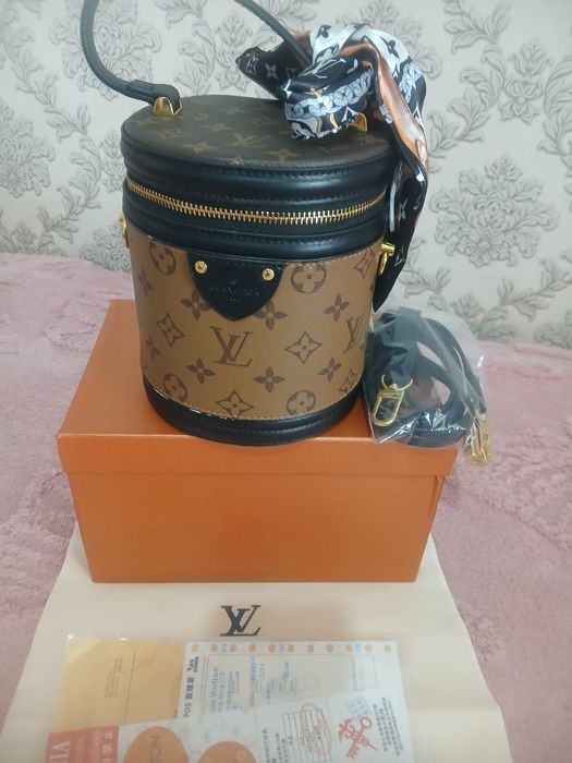 Новые сумки в коробке с пыльником