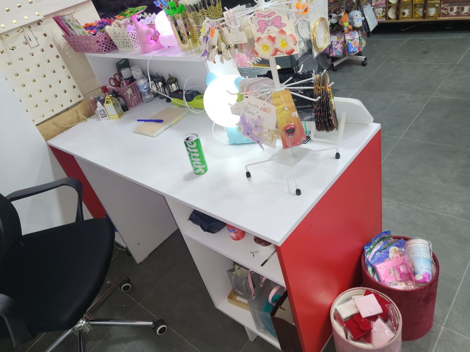 Loft vitrina kreslo kassa stol mebel sotilad