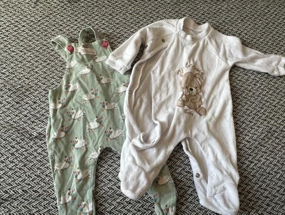 Продавам Бебешки дрехи на момиченце 0-6м.