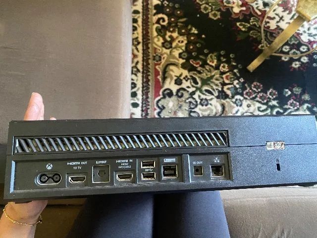 Vând Xbox One Fat Black