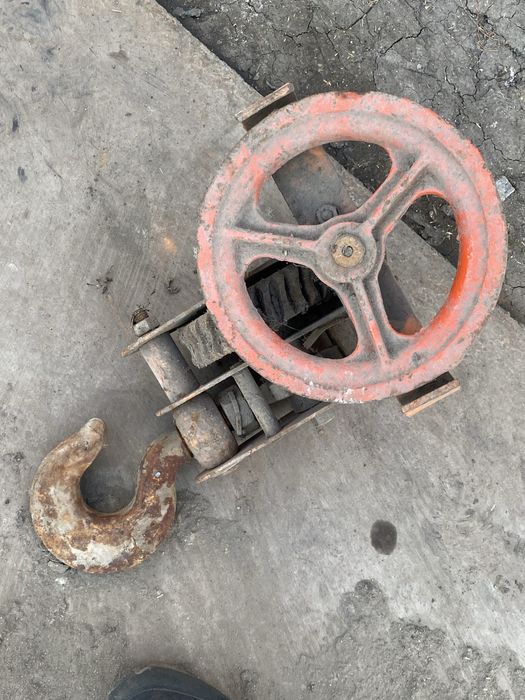 Тали , крюки . Продам