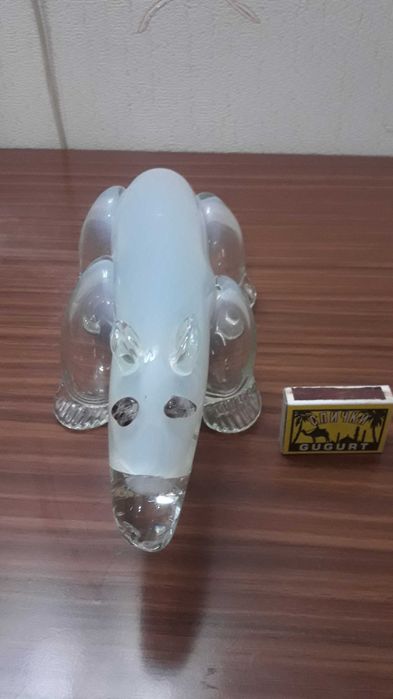 Продается статуэтка белого медведя из стекла