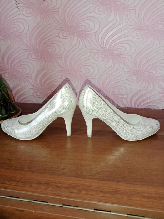 Продам нарядные женские туфли