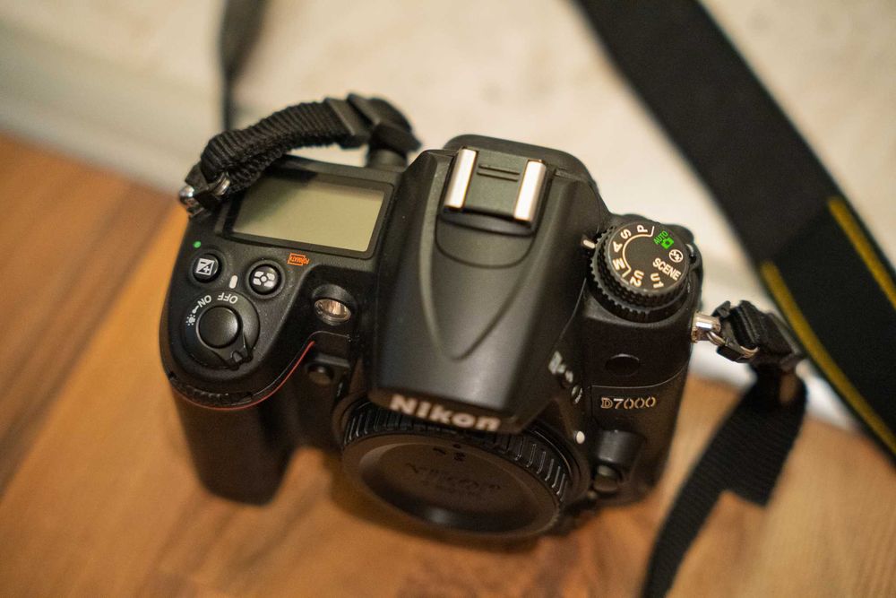 Nikon D7000 на 26к кадри, 35mm 1.8G, 18-105, грип, спусък, батерии, чанта