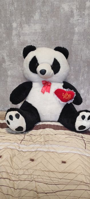 Панда с червено сърце