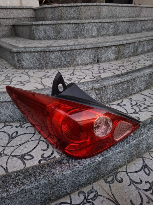 Nissan tiida orqa fara