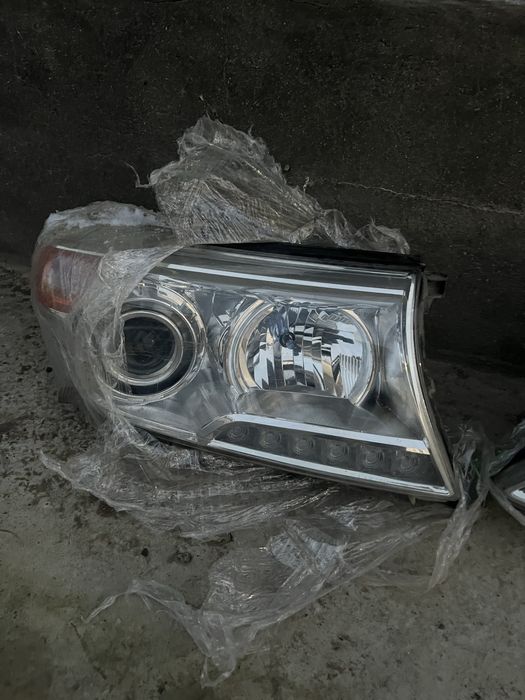 Продам фары от Land Cruiser 200