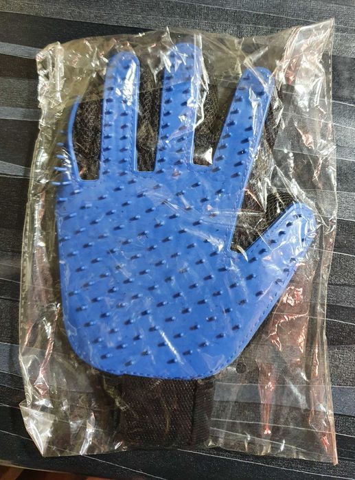 Перчатка для вычесывания шерсти домашних питомцев