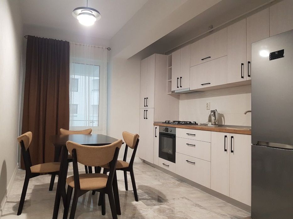 Închiriez apartament la Royal Town