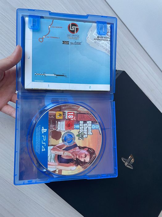PlayStation Pro 4 + едн джойстик и подарък игра Grand Theft Auto 5