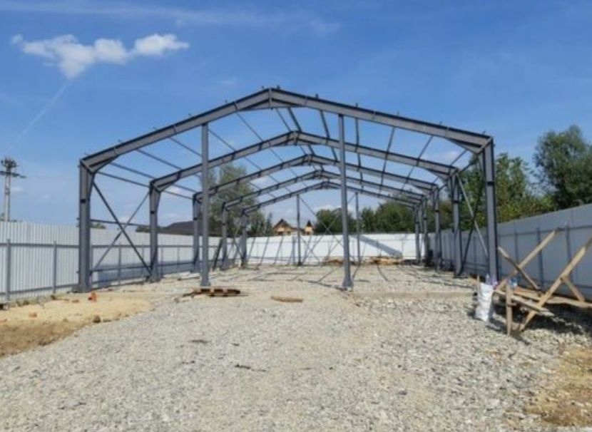 Vand hala/garaj metalică 8x25,structura,panouri sandwich 
Hala se poat