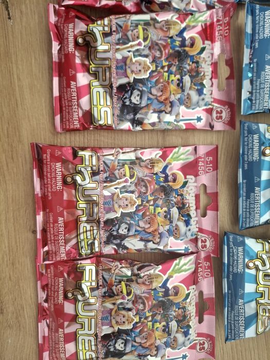 Vand lot cu 20 figurine Playmobil seria 25 ( 10 figurine fete, 10 figurine baieti)