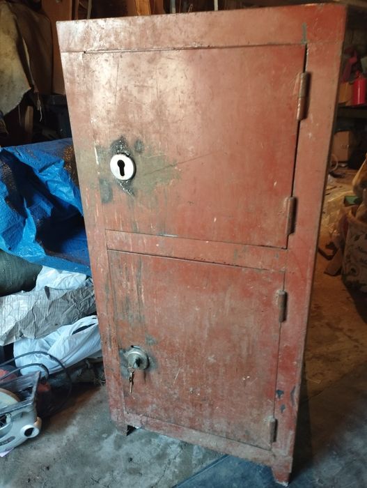 Продам сейф заводской  б/у