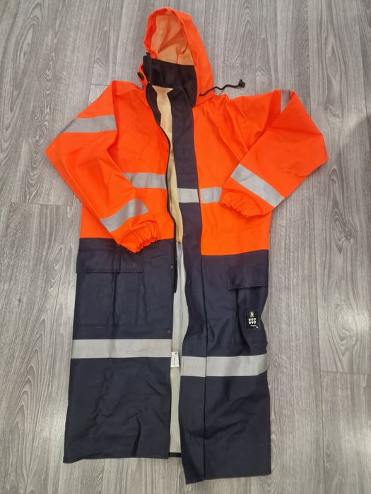 Дождевик с капюшоном