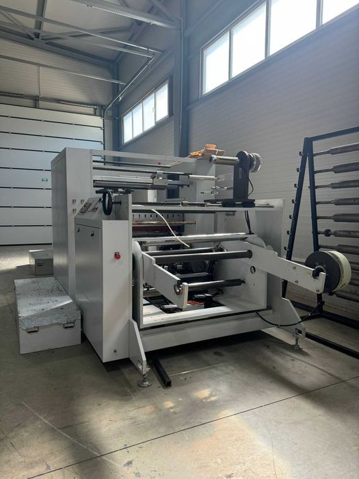 Mașina de fabricat/produs pungi din hârtie Kraft.