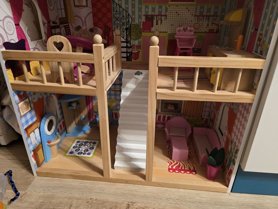 Дървена къща за кукли