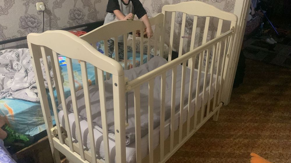 Детская кроватка с идеально чистым матрасом с наматрасником
