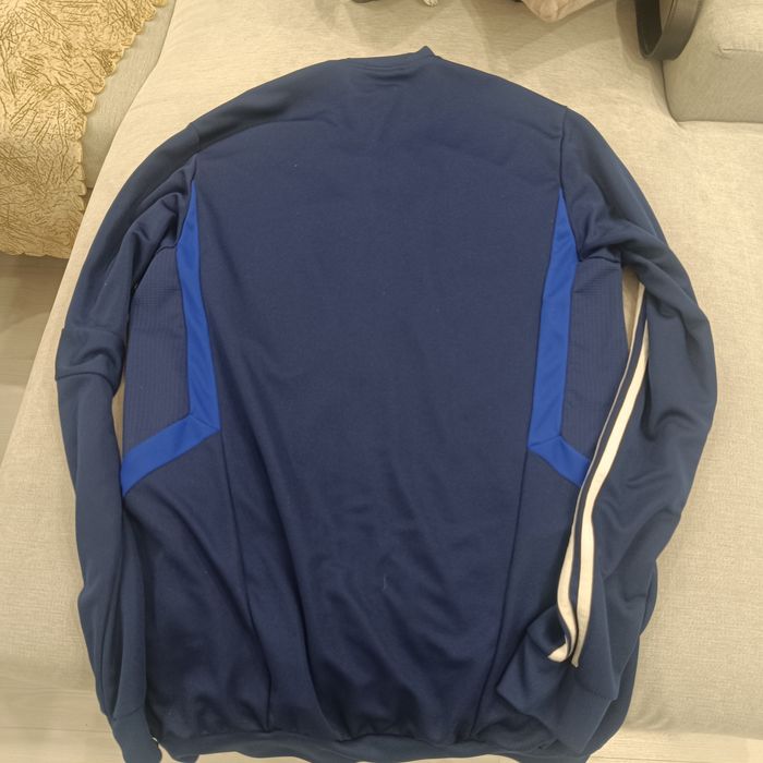 Продавам чисто Ново  горнище на Adidas, който никога не е носен