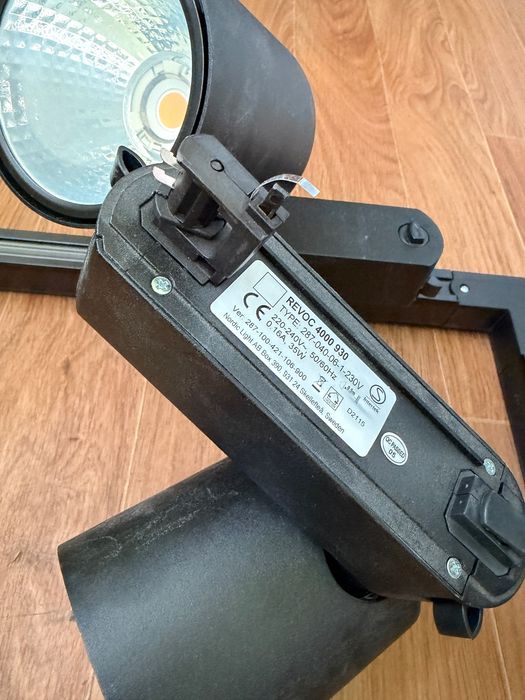 REVOC 4000 930 este un spot proiector LED track light corp direcțional