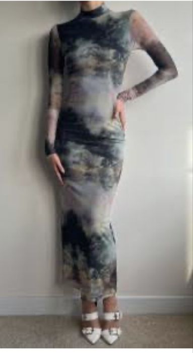 Елегантна дълга рокля с гол гръб