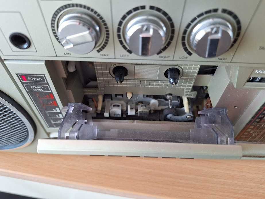 Стерео радиокасетофон Sharp GF-7300HG. Всичко работи, като нов.