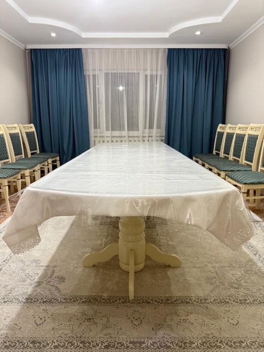 Стол и стулья в гостиную