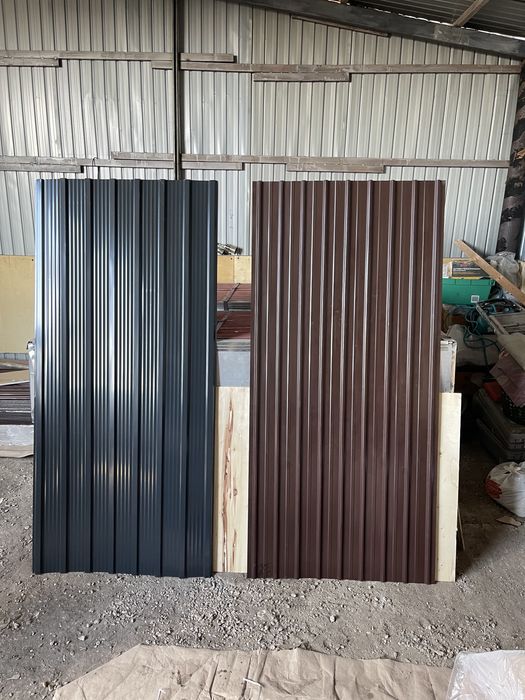 Tablă cutată metalică, rezistentă și durabilă.