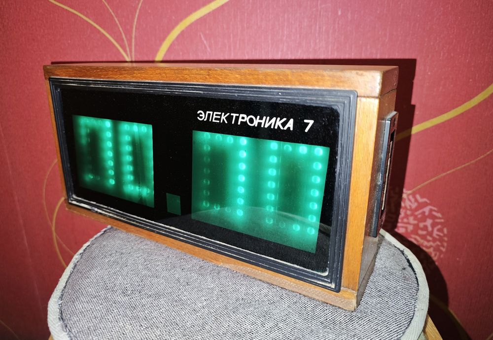 Электронные настольные часы СССР «Электроника-7», 1990 г., рабочие