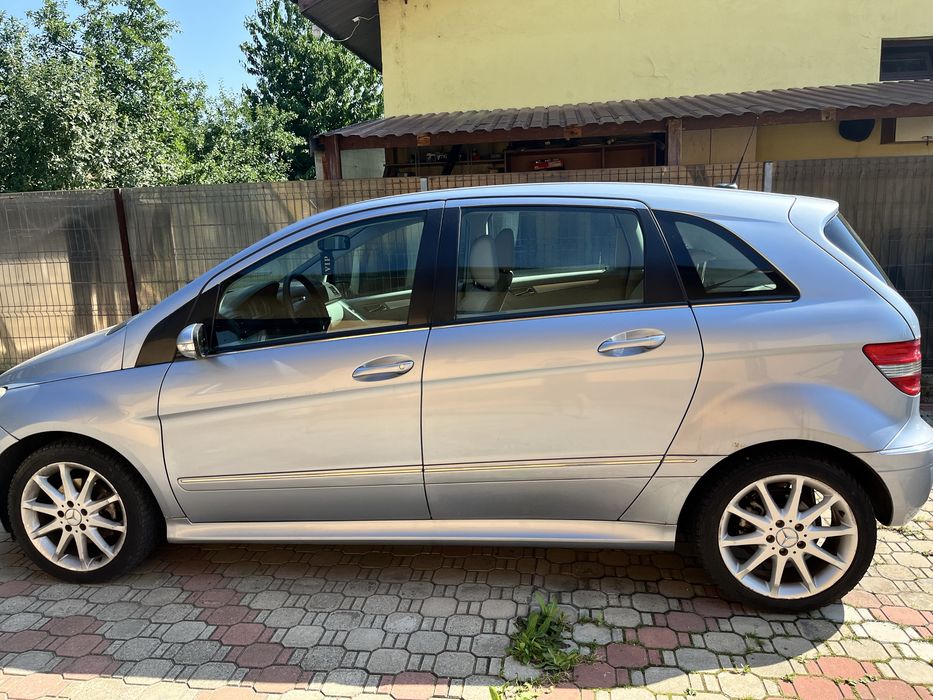 Mercedes-Benz  B180