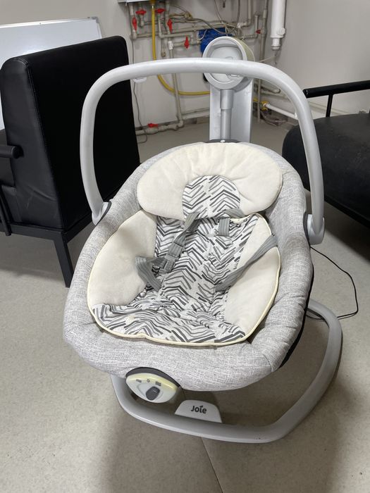 Продам качелю joie