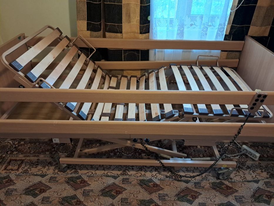 Vând pat cu telecomanda pentru bătrâni in stare buna